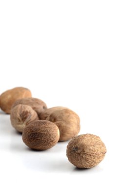 Nutmeg beyaz arkaplanda izole edildi. Kapat..