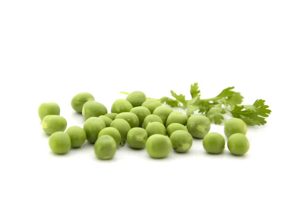 Verse groene erwten met koriander laat geïsoleerd op een witte achtergrond — Stockfoto