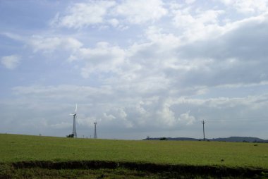 Güzel manzaralı yel değirmenleri, bulutlu manzaralar.