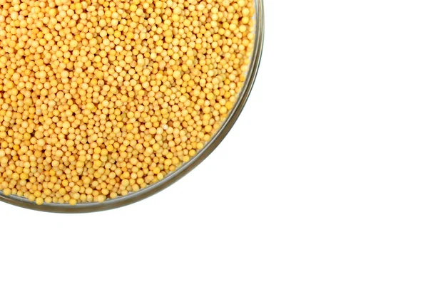 흰색 배경에 고립 된 유리 그릇에 노란 겨자 씨앗 — 스톡 사진