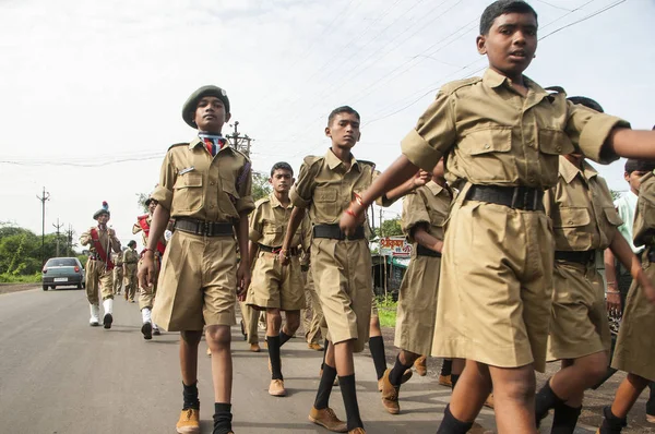 YAVATMAL, MAHARASHTRA, INDE, 15 AOÛT 2011 : Défilé sur le terrain du bureau de Tahsil à l'occasion de la fête de l'indépendance de l'Inde, le 15 août 2011, Yavatmal, Maharashtra, Inde . — Photo