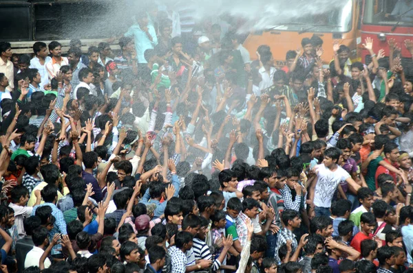 AMRAVATI, MAHARASHTRA, ÍNDIA - 29 DE AGOSTO: Multidão de jovens desfrutando de "Govinda" no festival Dahi Handi para celebrar o nascimento de Deus Krishna em Amravati, Maharashtra, Índia. 29 Agosto 2013 — Fotografia de Stock