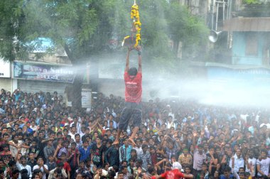 Amravati, Maharashtra, Hindistan - 29 Ağustos: Kalabalık gençlerin Amravati, Maharashtra, Hindistan Tanrı Krishna'nın doğum kutlamak için Dahi Handi Festivali'nde 