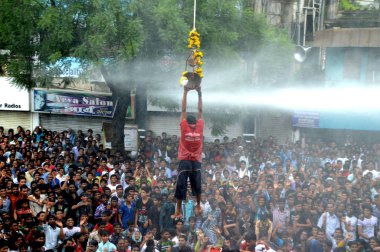 Amravati, Maharashtra, Hindistan - 29 Ağustos: Kalabalık gençlerin Amravati, Maharashtra, Hindistan Tanrı Krishna'nın doğum kutlamak için Dahi Handi Festivali'nde 