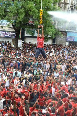 Amravati, Maharashtra, Hindistan - 29 Ağustos: Kalabalık gençlerin Amravati, Maharashtra, Hindistan Tanrı Krishna'nın doğum kutlamak için Dahi Handi Festivali'nde 