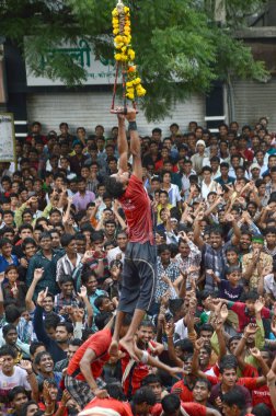 Amravati, Maharashtra, Hindistan - 29 Ağustos: Kalabalık gençlerin Amravati, Maharashtra, Hindistan Tanrı Krishna'nın doğum kutlamak için Dahi Handi Festivali'nde 