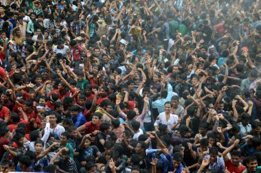 Amravati, Maharashtra, Hindistan - 29 Ağustos: Kalabalık gençlerin Amravati, Maharashtra, Hindistan Tanrı Krishna'nın doğum kutlamak için Dahi Handi Festivali'nde 
