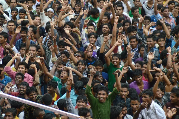 Amravati, Maharashtra, Indien - 29 augusti: Skara ungdomar njuta "Margareta" på Dahi Handi festival att fira Gud Krishnas födelse i Amravati, Maharashtra, Indien. 29 augusti 2013 — Stockfoto