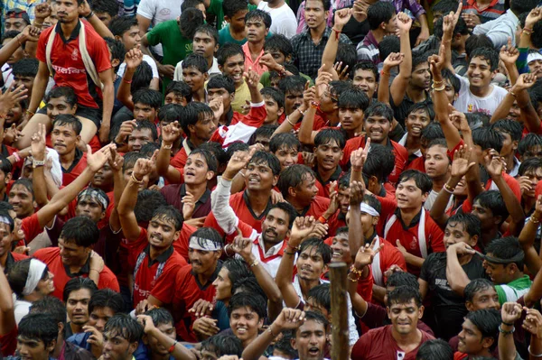 AMRAVATI, MAHARASHTRA, INDIA - 29 DE AGOSTO: Multitud de jóvenes disfrutando de "Govinda" en el festival Dahi Handi para celebrar el Nacimiento de Dios Krishna en Amravati, Maharashtra, India. 29 agosto 2013 — Foto de Stock