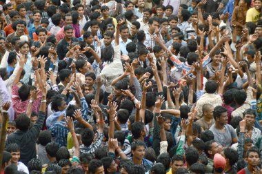 Amravati, Maharashtra, Hindistan - 29 Ağustos: Kalabalık gençlerin Amravati, Maharashtra, Hindistan Tanrı Krishna'nın doğum kutlamak için Dahi Handi Festivali'nde 