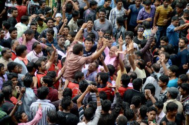 Amravati, Maharashtra, Hindistan - 29 Ağustos: Kalabalık gençlerin Amravati, Maharashtra, Hindistan Tanrı Krishna'nın doğum kutlamak için Dahi Handi Festivali'nde 