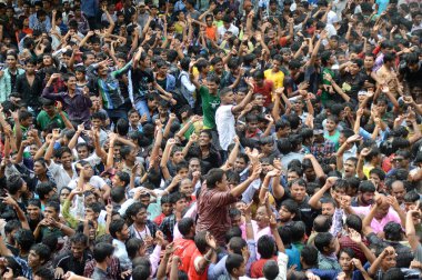 Amravati, Maharashtra, Hindistan - 29 Ağustos: Kalabalık gençlerin Amravati, Maharashtra, Hindistan Tanrı Krishna'nın doğum kutlamak için Dahi Handi Festivali'nde 