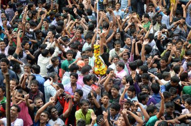 Amravati, Maharashtra, Hindistan - 29 Ağustos: Kalabalık gençlerin Amravati, Maharashtra, Hindistan Tanrı Krishna'nın doğum kutlamak için Dahi Handi Festivali'nde 