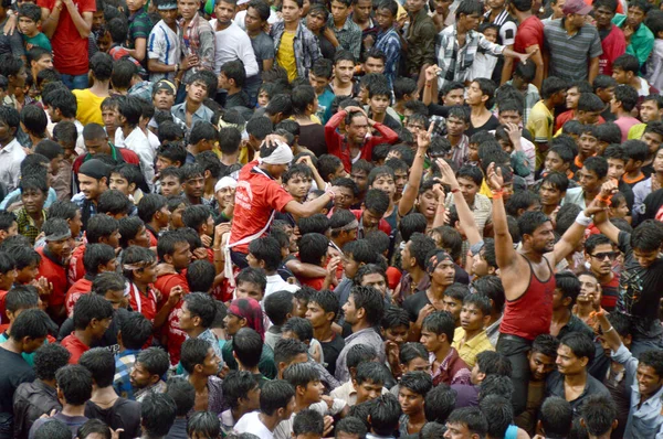 AMRAVATI, MAHARASHTRA, INDIA - 29 AGOSTO: Una folla di giovani che si gode "Govinda" al festival Dahi Handi per celebrare la nascita di Dio Krishna ad Amravati, Maharashtra, India. 29 agosto 2013 — Foto Stock
