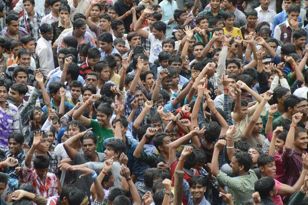 安拉瓦提、 马哈拉施特拉，印度-8 月 29 日︰ 群年轻人享受"文达"高保鲜影展，在安拉瓦提，印度马哈拉施特拉，庆祝神奎师那的诞生。2013 年 8 月 29 日 — 图库照片