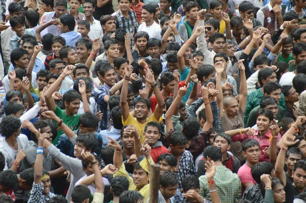 AMRAVATI, MAHARASHTRA, ÍNDIA - 29 DE AGOSTO: Multidão de jovens desfrutando de "Govinda" no festival Dahi Handi para celebrar o nascimento de Deus Krishna em Amravati, Maharashtra, Índia. 29 Agosto 2013 — Fotografia de Stock