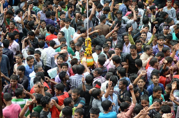 AMRAVATI, MAHARASHTRA, ÍNDIA - 29 DE AGOSTO: Multidão de jovens desfrutando de "Govinda" no festival Dahi Handi para celebrar o nascimento de Deus Krishna em Amravati, Maharashtra, Índia. 29 Agosto 2013 — Fotografia de Stock