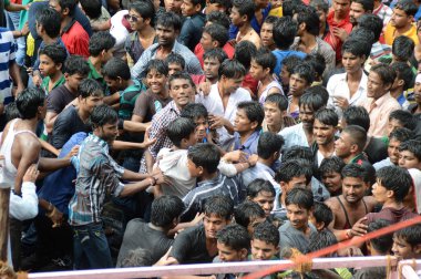 Amravati, Maharashtra, Hindistan - 29 Ağustos: Kalabalık gençlerin Amravati, Maharashtra, Hindistan Tanrı Krishna'nın doğum kutlamak için Dahi Handi Festivali'nde 