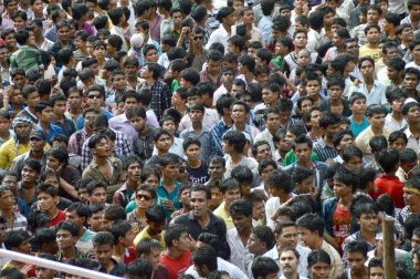 Amravati, Maharashtra, Hindistan - 29 Ağustos: Kalabalık gençlerin Amravati, Maharashtra, Hindistan Tanrı Krishna'nın doğum kutlamak için Dahi Handi Festivali'nde 
