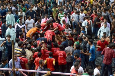 Amravati, Maharashtra, Hindistan - 29 Ağustos: Kalabalık gençlerin Amravati, Maharashtra, Hindistan Tanrı Krishna'nın doğum kutlamak için Dahi Handi Festivali'nde 