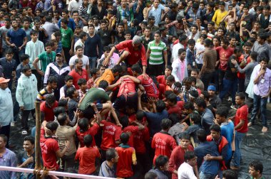Amravati, Maharashtra, Hindistan - 29 Ağustos: Kalabalık gençlerin Amravati, Maharashtra, Hindistan Tanrı Krishna'nın doğum kutlamak için Dahi Handi Festivali'nde 