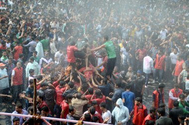 Amravati, Maharashtra, Hindistan - 29 Ağustos: Kalabalık gençlerin Amravati, Maharashtra, Hindistan Tanrı Krishna'nın doğum kutlamak için Dahi Handi Festivali'nde 