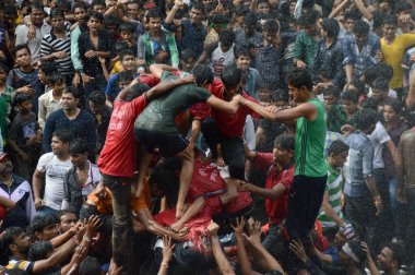 Amravati, Maharashtra, Hindistan - 29 Ağustos: Kalabalık gençlerin Amravati, Maharashtra, Hindistan Tanrı Krishna'nın doğum kutlamak için Dahi Handi Festivali'nde 