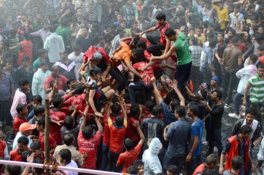 Amravati, Maharashtra, Hindistan - 29 Ağustos: Kalabalık gençlerin Amravati, Maharashtra, Hindistan Tanrı Krishna'nın doğum kutlamak için Dahi Handi Festivali'nde 
