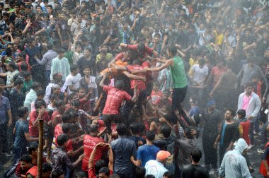 Amravati, Maharashtra, Hindistan - 29 Ağustos: Kalabalık gençlerin Amravati, Maharashtra, Hindistan Tanrı Krishna'nın doğum kutlamak için Dahi Handi Festivali'nde 