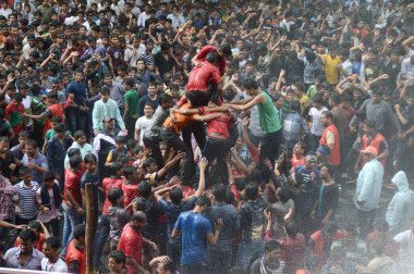 Amravati, Maharashtra, Hindistan - 29 Ağustos: Kalabalık gençlerin Amravati, Maharashtra, Hindistan Tanrı Krishna'nın doğum kutlamak için Dahi Handi Festivali'nde 