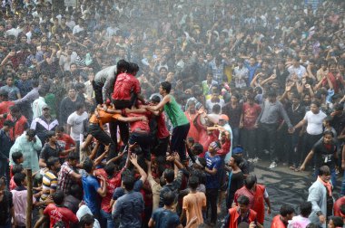 Amravati, Maharashtra, Hindistan - 29 Ağustos: Kalabalık gençlerin Amravati, Maharashtra, Hindistan Tanrı Krishna'nın doğum kutlamak için Dahi Handi Festivali'nde 