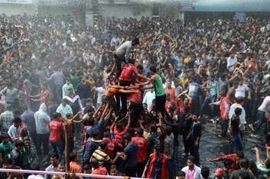 Amravati, Maharashtra, Hindistan - 29 Ağustos: Kalabalık gençlerin Amravati, Maharashtra, Hindistan Tanrı Krishna'nın doğum kutlamak için Dahi Handi Festivali'nde 