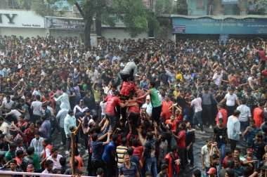 Amravati, Maharashtra, Hindistan - 29 Ağustos: Kalabalık gençlerin Amravati, Maharashtra, Hindistan Tanrı Krishna'nın doğum kutlamak için Dahi Handi Festivali'nde 