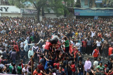 Amravati, Maharashtra, Hindistan - 29 Ağustos: Kalabalık gençlerin Amravati, Maharashtra, Hindistan Tanrı Krishna'nın doğum kutlamak için Dahi Handi Festivali'nde 