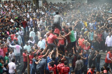 Amravati, Maharashtra, Hindistan - 29 Ağustos: Kalabalık gençlerin Amravati, Maharashtra, Hindistan Tanrı Krishna'nın doğum kutlamak için Dahi Handi Festivali'nde 