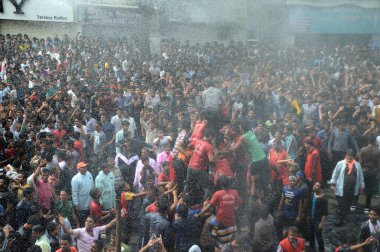 Amravati, Maharashtra, Hindistan - 29 Ağustos: Kalabalık gençlerin Amravati, Maharashtra, Hindistan Tanrı Krishna'nın doğum kutlamak için Dahi Handi Festivali'nde 