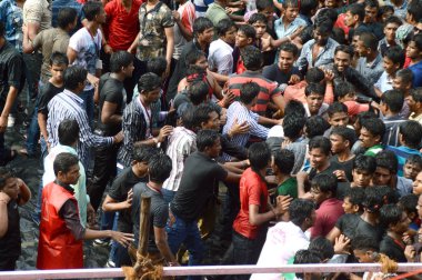 Amravati, Maharashtra, Hindistan - 29 Ağustos: Kalabalık gençlerin Amravati, Maharashtra, Hindistan Tanrı Krishna'nın doğum kutlamak için Dahi Handi Festivali'nde 