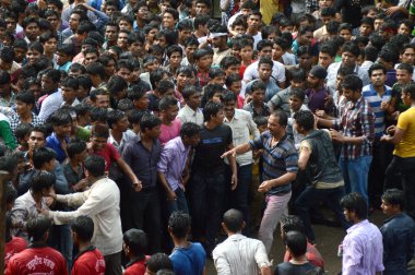 Amravati, Maharashtra, Hindistan - 29 Ağustos: Kalabalık gençlerin Amravati, Maharashtra, Hindistan Tanrı Krishna'nın doğum kutlamak için Dahi Handi Festivali'nde 