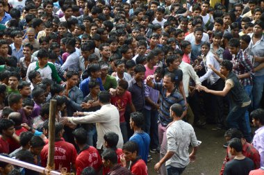 Amravati, Maharashtra, Hindistan - 29 Ağustos: Kalabalık gençlerin Amravati, Maharashtra, Hindistan Tanrı Krishna'nın doğum kutlamak için Dahi Handi Festivali'nde 