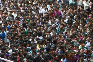 Amravati, Maharashtra, Hindistan - 29 Ağustos: Kalabalık gençlerin Amravati, Maharashtra, Hindistan Tanrı Krishna'nın doğum kutlamak için Dahi Handi Festivali'nde 