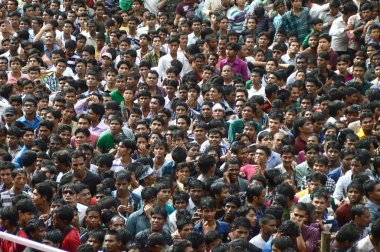 Amravati, Maharashtra, Hindistan - 29 Ağustos: Kalabalık gençlerin Amravati, Maharashtra, Hindistan Tanrı Krishna'nın doğum kutlamak için Dahi Handi Festivali'nde 