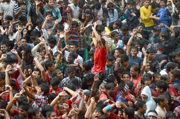アムラーワ ティー、マハラシュトラ州、インド - 8 月 29 日: アムラーワ ティー、マハラシュトラ州、インドのクリシュナ神の誕生を祝うために Dahi ハンディ祭「ゴヴィンダ」を楽しんでいる若者の群衆。2013 年 8 月 29 日 — ストック写真