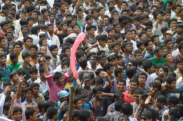 Amravati, Maharashtra, India - 29 augustus: Menigte van jongeren genieten van 'Govinda' op Dahi Handi festival ter ere van de God Krishna's geboorte in Amravati, Maharashtra, India. 29 augustus 2013 — Stockfoto