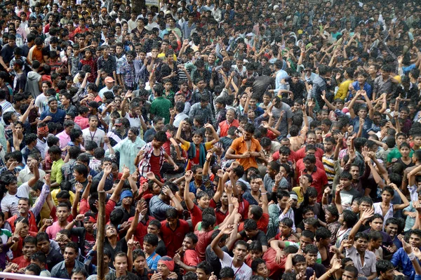 Amravati, Maharashtra, Indie - 29 sierpnia: Tłum młodych ludzi korzystających "Govinda" Dahi Handi festiwalu z okazji narodzin Boga Kryszny w Amravati, Maharashtra, India. 29 sierpnia 2013 — Zdjęcie stockowe
