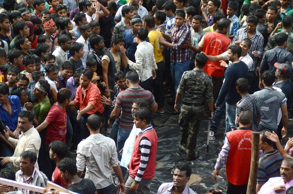 Amravati, Maharashtra, Hindistan - 29 Ağustos: Kalabalık gençlerin Amravati, Maharashtra, Hindistan Tanrı Krishna'nın doğum kutlamak için Dahi Handi Festivali'nde 