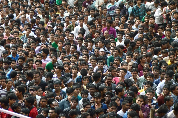 Amravati, Maharashtra, 인도-8 월 29 일: Amravati, Maharashtra, 인도에서 신 크리슈나의 탄생을 축 하 하기 위해 Dahi Handi 축제 "Govinda"를 즐기는 젊은 사람들의 군중. 2013 년 8 월 29 — 스톡 사진