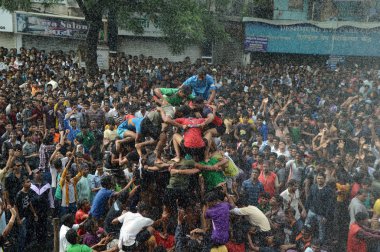 Amravati, Maharashtra, Hindistan - 29 Ağustos: Kalabalık gençlerin Amravati, Maharashtra, Hindistan Tanrı Krishna'nın doğum kutlamak için Dahi Handi Festivali'nde 