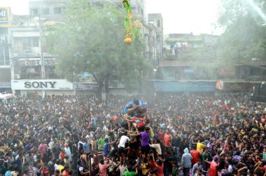 Amravati, Maharashtra, Hindistan - 29 Ağustos: Kalabalık gençlerin Amravati, Maharashtra, Hindistan Tanrı Krishna'nın doğum kutlamak için Dahi Handi Festivali'nde 