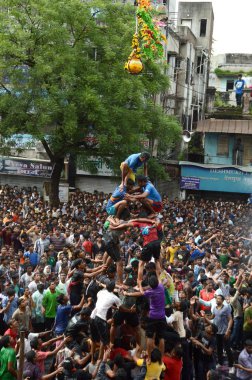 Amravati, Maharashtra, Hindistan - 29 Ağustos: Kalabalık gençlerin Amravati, Maharashtra, Hindistan Tanrı Krishna'nın doğum kutlamak için Dahi Handi Festivali'nde 