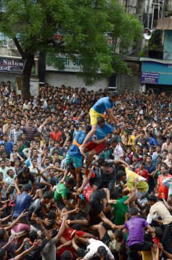 Amravati, Maharashtra, Hindistan - 29 Ağustos: Kalabalık gençlerin Amravati, Maharashtra, Hindistan Tanrı Krishna'nın doğum kutlamak için Dahi Handi Festivali'nde 